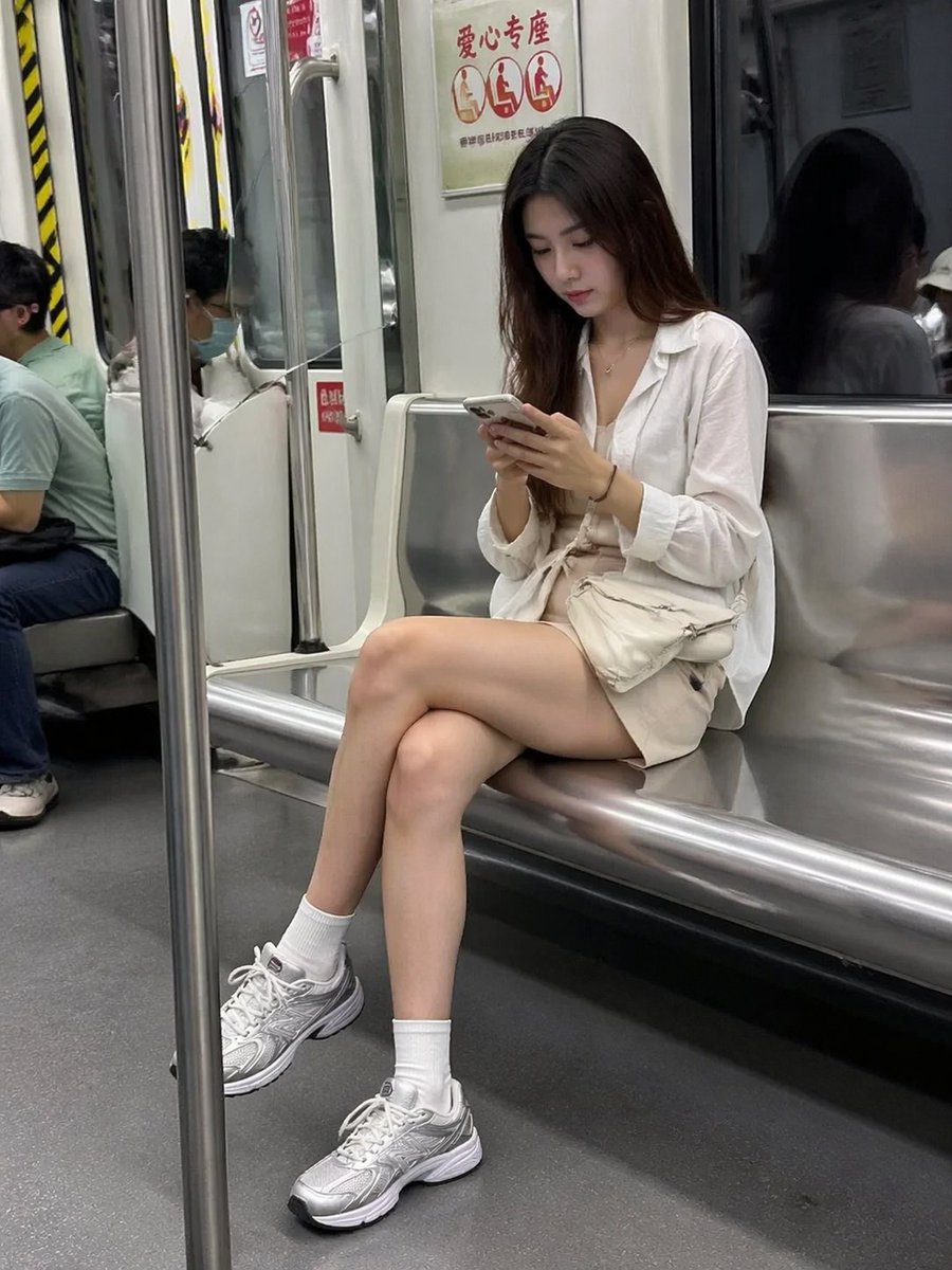 Fotografía candida de mujer en metro con Nano Banana Pro