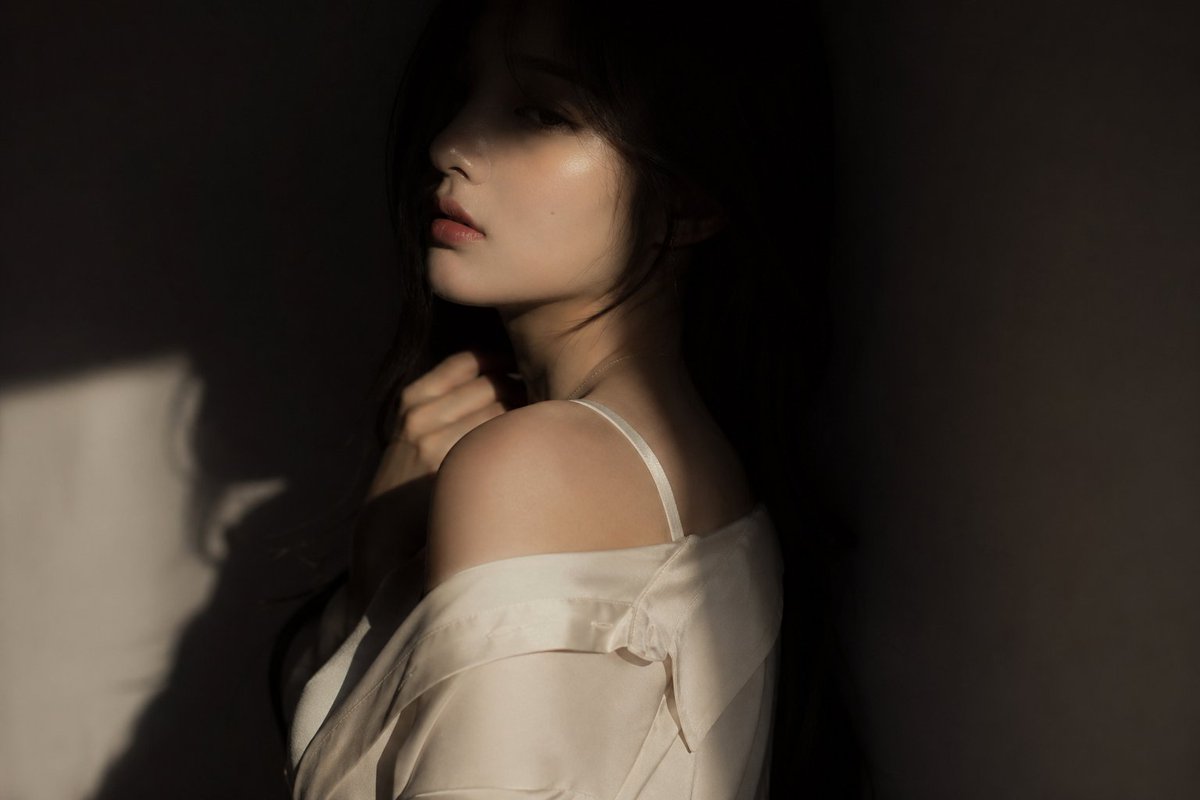 Redaktionelles Porträt einer koreanischen Idol mit mysteriösem Licht