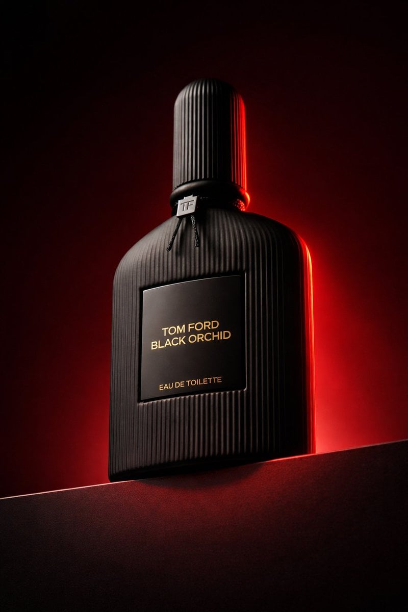 Dramatische Low-Angle-Fotografie der Tom Ford Black Orchid Parfümflasche