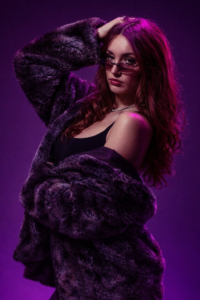 Retrato de Moda en Estudio de Mujer Joven Confiada con Gafas de Sol